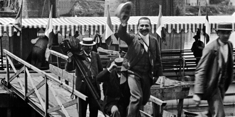 (1894) Fransız Lumiere kardeşler 46 saniyelik kısa film Lyonda'ki Lumiere Fabrikasından çıkan işçileri çeker.