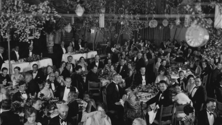 (1929) İlk Akademi Ödülleri töreni Los Angeles'taki Hollywood Roosevelt Hotel'de düzenlenir.