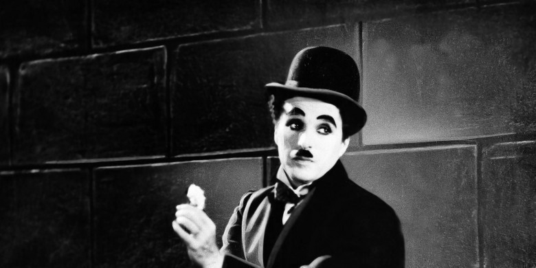 (1914) Charlie Chaplin'in ikinci Filmi Venedik'te Çocuk Otomobil Yarışları'nda Şarlo karakteri olarak ilk defa görülür.