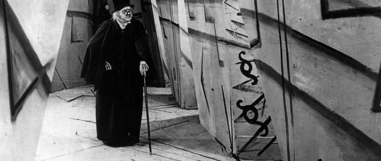 (1920) Rahatsız edici bir Alman Dışavurumculuk klasiği olan Dr. Caligari'nin Muayenehanesi yazarının 1. Dünya Savaşındaki deneyimlerini yansıtır.
