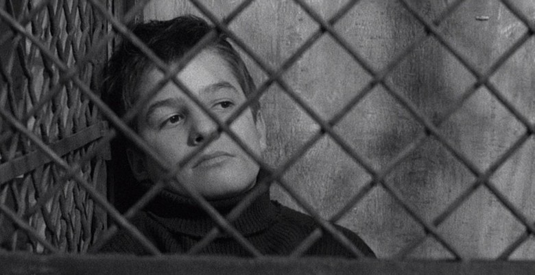 (1959) Truffault'un ilk filmi 400 Darbe modern toplumu gerçekçi bir biçimde ele alır ve Fransız Yeni Dalga'nın zirvesi olur.