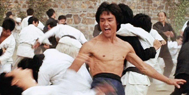 (1973) Kung fu küresel ün kazanır ve Hong Kong'lu oyuncu Bruce Lee Ejderin Üç Fedaisi ile kült statüsüne ulaşır.