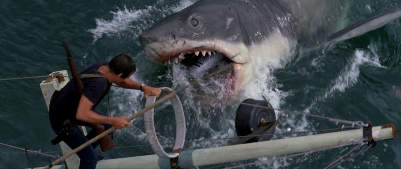 (1975) Steven Spielberg'in Jaws'u gişede zafer getirmekle kalmaz. Gişe rekortmenleri çağını'da açar.
