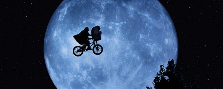 (1982) Spielberg'ün sıcacık filmi E.T bütün ailenin izleyebileceği bir bilimkurguyken Ridley Scott'un 2019 Los Angeles'ının epik bir yeni-kara film yorumu Ölüm Takibi'nin her yaşa hitap ettiği söylenemez.