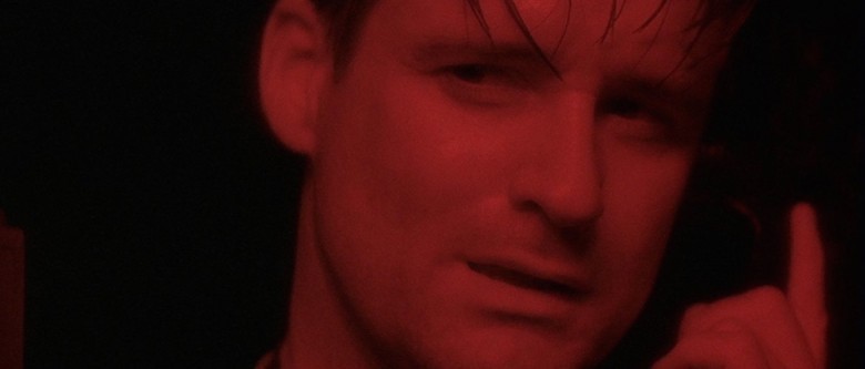 (1997) David Lynch Lost Highway'de doğrusal olmayan anlatıları keşfetmeye devam eder; Curtis Hanson Los Angeles Sırları ile kara film ruhunu yeniden çağırır.