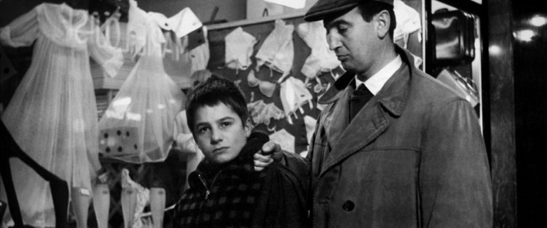 Ebeveynlerinden ve sınıf arkadaşlarından bir şeyler çalar