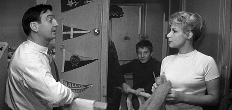 Annesinin öldüğü yalanını söyler