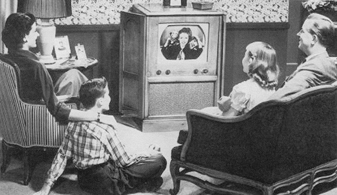 Televizyon ve video-clip yaygınlık kurarken sinema salonları yavaş yavaş kapanmak zorunda kalmıştır. 