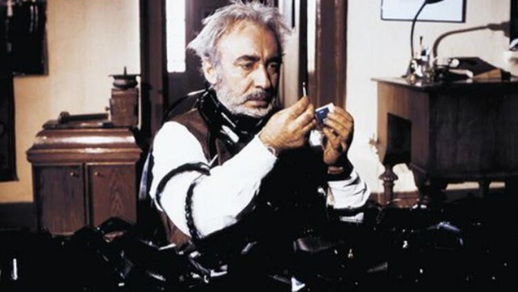 Sinema sektörü: 90'lı yıllarda büyük kriz içinde kapana kısılmıştır. Bu süreçte neredeyse yılda on filmden az yapım üretilmiştir.