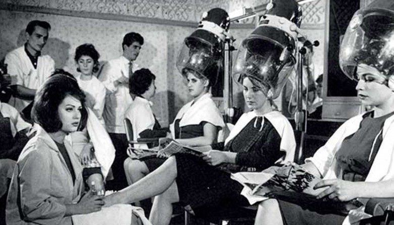 Islak caddeler, mecburi yalnızlıklar, belirsizlikler, çürümüşlükler, acılar ve hayaller.